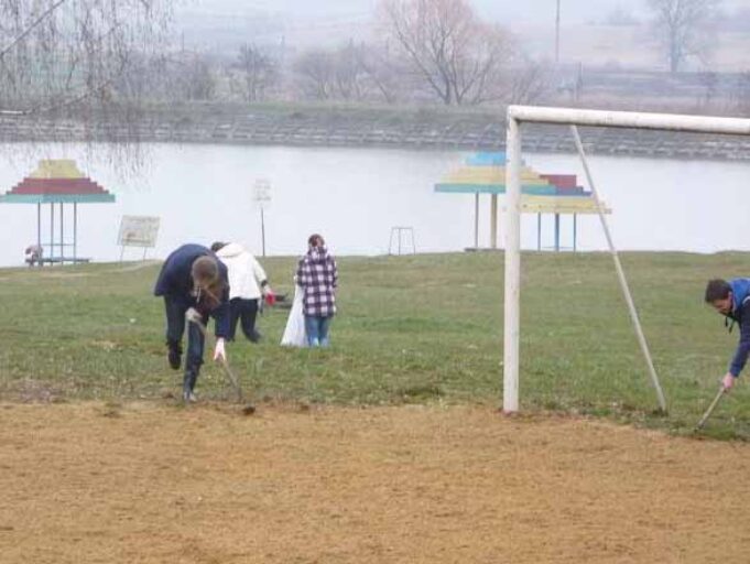 Активісти поприбирали нововолинське озеро Активісти поприбирали нововолинське озеро