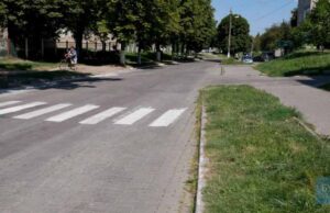 У Нововолинську оновлений пішохідний перехід веде у газон. ФОТО У Нововолинську оновлений пішохідний перехід веде у газон. ФОТО