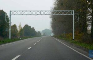 На дорозі Вол.-Волинський — Нововолинськ встановили металеву арку На дорозі Вол.-Волинський — Нововолинськ встановили металеву арку