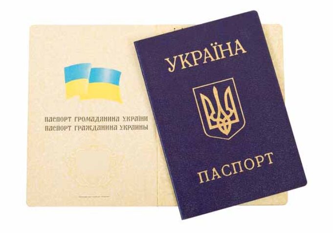У Нововолинську «здирали» зайві гроші за закордонні паспорти (Відео) У Нововолинську «здирали» зайві гроші за закордонні паспорти (Відео)