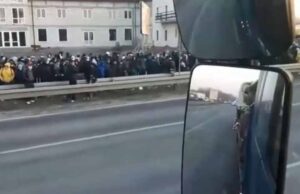 У Польщі на перетин кордону «Дорогуськ-Ягодин» очікують тисячі українців. ВІДЕО У Польщі на перетин кордону «Дорогуськ-Ягодин» очікують тисячі українців. ВІДЕО