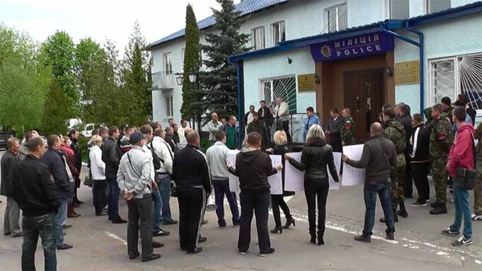Робота міліції та прокуратури вивела нововолинців на мітинг Робота міліції та прокуратури вивела нововолинців на мітинг