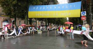 Святкова хода “Я по світу іду в вишиванці”. Фоторепортаж Святкова хода "Я по світу іду в вишиванці". Фоторепортаж