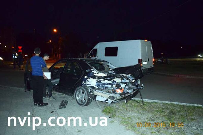 ДТП на перехресті Маяковського і Галана: пожежна врізалась у легковик ДТП на перехресті Маяковського і Галана: пожежна врізалась у легковик