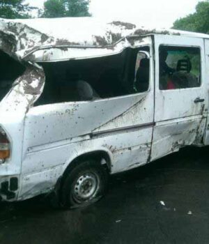 Аварія біля Володимира: на слизькій дорозі перевернувся мікроавтобус