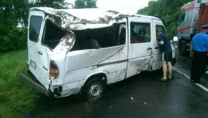 Аварія біля Володимира: на слизькій дорозі перевернувся мікроавтобус Аварія біля Володимира: на слизькій дорозі перевернувся мікроавтобус