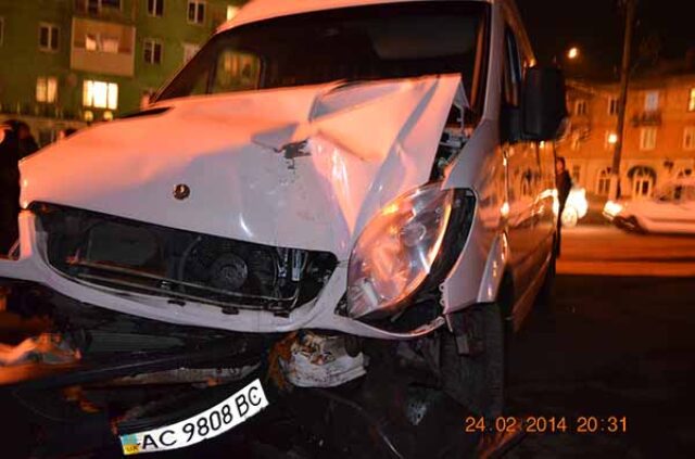 ДТП у Нововолинську. П’яний водій на білому Mercedes Sprinter в’їхав у дерево. ДТП у Нововолинську. П'яний водій на білому Mercedes Sprinter в'їхав у дерево.