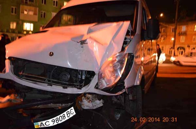 ДТП у Нововолинську. П’яний водій на білому Mercedes Sprinter в’їхав у дерево. ДТП у Нововолинську. П'яний водій на білому Mercedes Sprinter в'їхав у дерево.