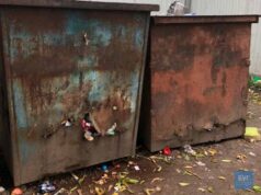 У Нововолинську досі користуються заіржавілими та дірявими баками для сміття. ФОТО У Нововолинську досі користуються заіржавілими та дірявими баками для сміття. ФОТО