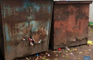 У Нововолинську досі користуються заіржавілими та дірявими баками для сміття. ФОТО У Нововолинську досі користуються заіржавілими та дірявими баками для сміття. ФОТО