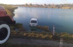 Рятувальники витягли автомобіль, що злетів у Нововолинське озеро Рятувальники витягли автомобіль