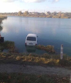 Рятувальники витягли автомобіль