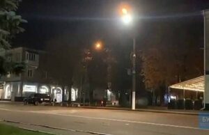 У Нововолинську на Майдані Незалежності молодики каталися на мотоциклі без номерних знаків У Нововолинську на Майдані Незалежності молодики каталися на мотоциклі без номерних знаків