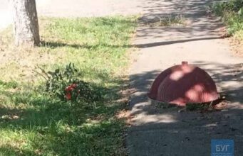 Стали на кришку, а та перевернулася: У Нововолинську виявили небезпечний люк Стали на кришку