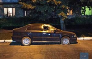 У Нововолинську невідомі розтрощили покинуте авто У Нововолинську невідомі розтрощили покинуте авто