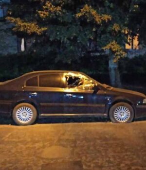 У Нововолинську невідомі розтрощили покинуте авто