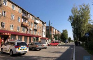 На парковці у Нововолинську безглуздо встановили пішохідний перехід. ФОТО На парковці у Нововолинську безглуздо встановили пішохідний перехід. ФОТО