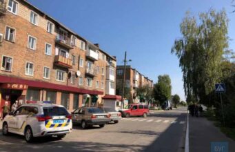 На парковці у Нововолинську безглуздо встановили пішохідний перехід. ФОТО На парковці у Нововолинську безглуздо встановили пішохідний перехід. ФОТО