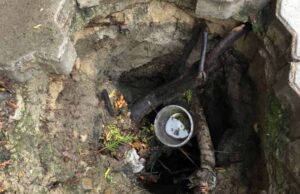 У Нововолинську посеред тротуару помітили провалля. ФОТО У Нововолинську посеред тротуару помітили провалля. ФОТО