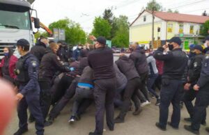 На ринку в Луцьку сталась масова бійка (ВІДЕО) На ринку в Луцьку сталась масова бійка (ВІДЕО)