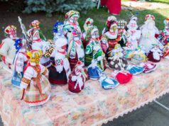 У холі ліцею №1 збирають «хендмейд» для ярмарку, який відбудеться в Італії У холі ліцею №1 збирають «хендмейд» для ярмарку