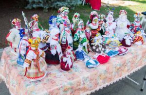 У холі ліцею №1 збирають «хендмейд» для ярмарку, який відбудеться в Італії У холі ліцею №1 збирають «хендмейд» для ярмарку