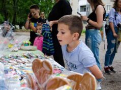 Біля благодійної їдальні організували ярмарок на підтримку Збройних сил України Біля благодійної їдальні організували ярмарок на підтримку Збройних сил України