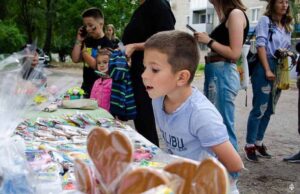 Біля благодійної їдальні організували ярмарок на підтримку Збройних сил України Біля благодійної їдальні організували ярмарок на підтримку Збройних сил України