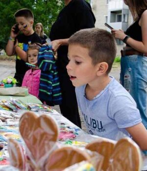 Біля благодійної їдальні організували ярмарок на підтримку Збройних сил України