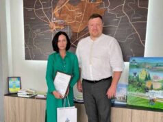 Мер міста подякував директорці ТзОВ «Волинська фабрика гофротари» за волонтерство Мер міста подякував директорці ТзОВ «Волинська фабрика гофротари» за волонтерство