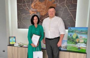 Мер міста подякував директорці ТзОВ «Волинська фабрика гофротари» за волонтерство Мер міста подякував директорці ТзОВ «Волинська фабрика гофротари» за волонтерство