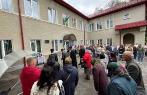 На Нововолинському центрі ПМСД встановили меморіальну дошку пам’яті Захисника Сергія Власюка На Нововолинському центрі ПМСД встановили меморіальну дошку пам’яті Захисника Сергія Власюка