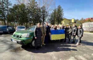 Працівники культури та виконкому передали ще один автомобіль військовим Працівники культури та виконкому передали ще один автомобіль військовим