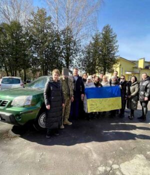 Працівники культури та виконкому передали ще один автомобіль військовим