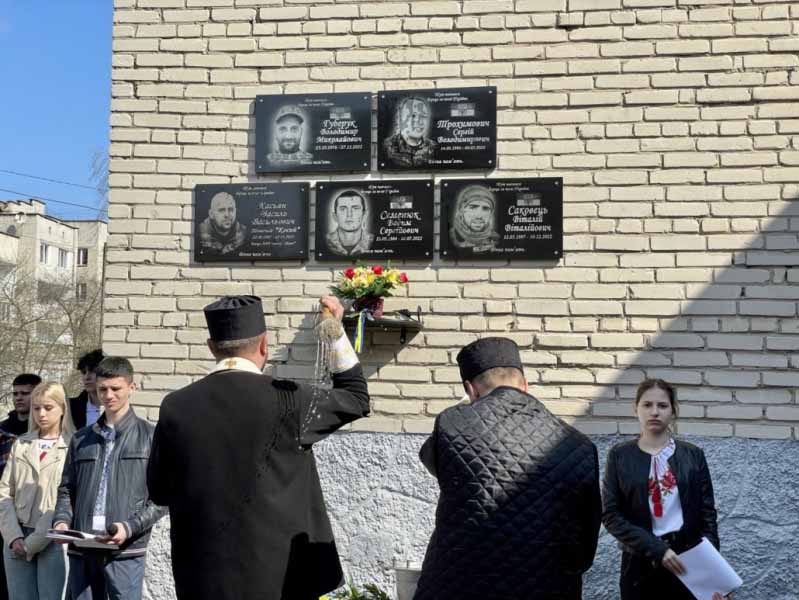 На фасаді Нововолинського ліцею №5 відкрили меморіальні дошки Героям-випускникам