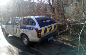 На автомобіль поліцейських впало дерево! (Відео) Аварія біля 4-ї шахти: не розминулись «ВАЗ» та «VW Caddy» (відео)