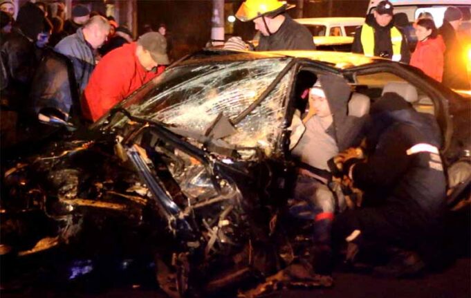 Нетверезого поліцейського, який спричинив смертельну ДТП у Нововолинську і якого годину діставали із авто, затримали Нетверезого поліцейського