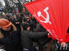 Під Верховною радою де протестують наші шахтарі сталася штовханина через прапор СРСР Під Верховною радою де протестують наші шахтарі сталася штовханина через прапор СРСР