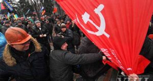 Під Верховною радою де протестують наші шахтарі сталася штовханина через прапор СРСР Під Верховною радою де протестують наші шахтарі сталася штовханина через прапор СРСР