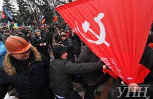 Під Верховною радою де протестують наші шахтарі сталася штовханина через прапор СРСР Під Верховною радою де протестують наші шахтарі сталася штовханина через прапор СРСР