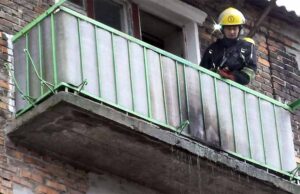 У квартирі по проспекту Перемоги загорілись матраци. Рятувальники пожежу ліквідували (відео) У квартирі по проспекту Перемоги загорілись матраци. Рятувальники пожежу ліквідували (відео)