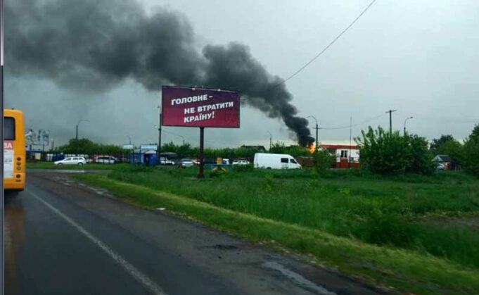 В районі АЗС «УкрПетроль» загорівся будинок! В районі АЗС «УкрПетроль» загорівся будинок!