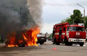 В центрі біля АТБ згорів електро модифікований «Renault» (ВІДЕО) В центрі біля АТБ згорів електро модифікований «Renault» (ВІДЕО)