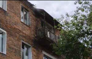 Пожежа на пр. Перемоги: нетверезий чоловік мало не вчадів у квартирі Пожежа на пр. Перемоги: нетверезий чоловік мало не вчадів у квартирі