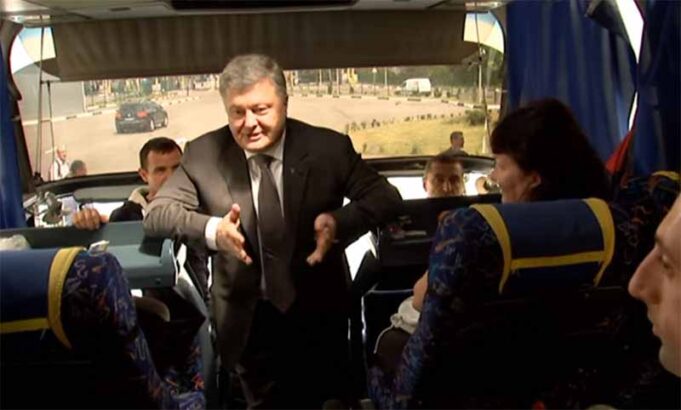 Як Порошенко на Волині сварив митників та відкривав завод Діброви (відео) Як Порошенко на Волині сварив митників та відкривав завод Діброви (відео)