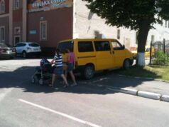 «Я паркуюсь де захочу» – водій жовтого Volkswagen t4 змушує пішоходів обходити свій автомобіль по... «Я паркуюсь де захочу» - водій жовтого Volkswagen t4 змушує пішоходів обходити свій автомобіль по проїзджій частині