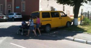 «Я паркуюсь де захочу» – водій жовтого Volkswagen t4 змушує пішоходів обходити свій автомобіль по... «Я паркуюсь де захочу» - водій жовтого Volkswagen t4 змушує пішоходів обходити свій автомобіль по проїзджій частині