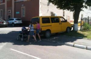 «Я паркуюсь де захочу» – водій жовтого Volkswagen t4 змушує пішоходів обходити свій автомобіль по... «Я паркуюсь де захочу» - водій жовтого Volkswagen t4 змушує пішоходів обходити свій автомобіль по проїзджій частині