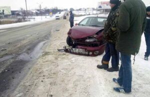 ДТП на повороті на 15-й мікрорайон: легковик врізався у мікроавтобус (фото) ДТП на повороті на 15-й мікрорайон: легковик врізався у мікроавтобус (фото)