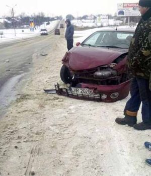 ДТП на повороті на 15-й мікрорайон: легковик врізався у мікроавтобус (фото)